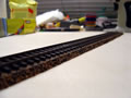 01.04.2006 - So. Rahmen ist fertig. Also erstmal ein Stück Gleisbettung und Gleis raufgelegt und träum ... bald fährt da ein Zug ...