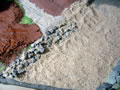 01.12.2007 - Damit das Flubett etwas Struktur bekommt, habe ich mir vom letzten Bastelladenstreifzug etwas feinen Dekosand mitgenommen, der nun schn im Flubett verteilt wird. Zwischen den Steinen nicht vergessen, auch Sand zu streuen!