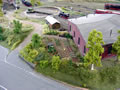 27.04.2008 - Und wieder ein Garten abseits des Bahnhofsgelndes. Schnurgerade - wie bei uns Deutschen blich - das Gemse exakt in Reih und Glied ausgerichtet. Vorbildlich!