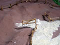 02.12.2006 - Dann ein kleines Loch an der Stelle gepiekst, wo nacher die Tore herumschwingen sollen - fertig. Hier erfolgt keine Verklebung wegen der Beweglichkeit. brigens - der Zaun wurde genau so brniert, wie der Unterstand - mit Holzbeize.
