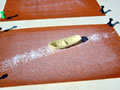 01.08.2007 - Nach kurzer Zeit (ca. eine Minute) ist nun das Resin nicht mehr am Boot, sondern auf dem groben Schleifpapier. Sehr schn ist hier die Schleifspur zu sehen.