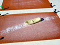 01.08.2007 - Nach kurzer Zeit (ca. eine Minute) ist nun das Resin nicht mehr am Boot, sondern auf dem groben Schleifpapier. Sehr schn ist hier die Schleifspur zu sehen.