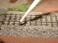 14.01.2007 - Anschließend träufeln wir nun den Kleber auch außerhalb des Gleises auf den Schotter.